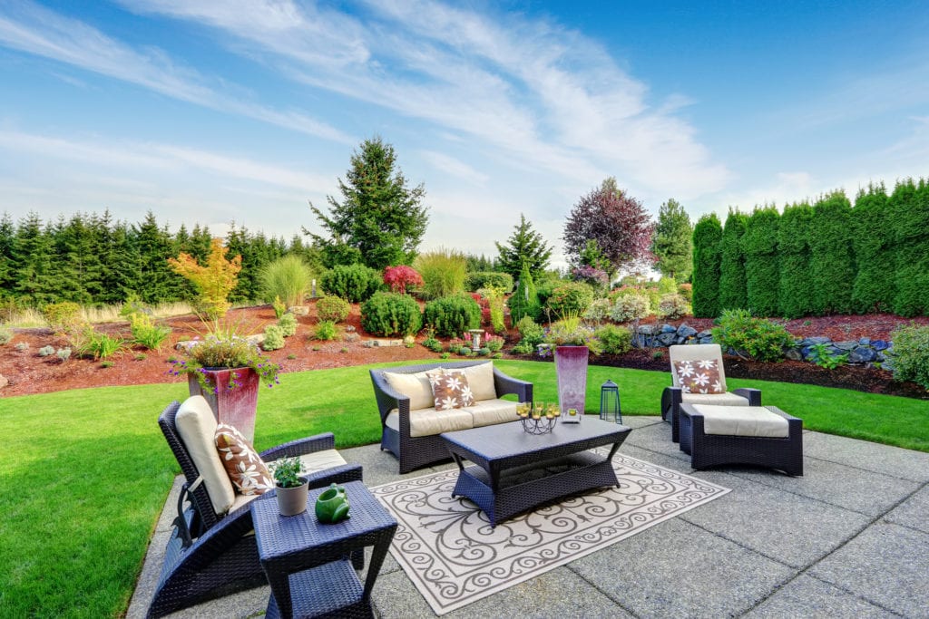 outdoor patio entertainment space
